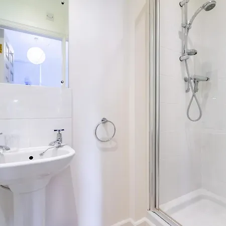 1 Arndale Court - Near Racecourse With Parking York