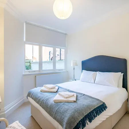Apartment 1 Arndale Court - Near Racecourse With Parking *