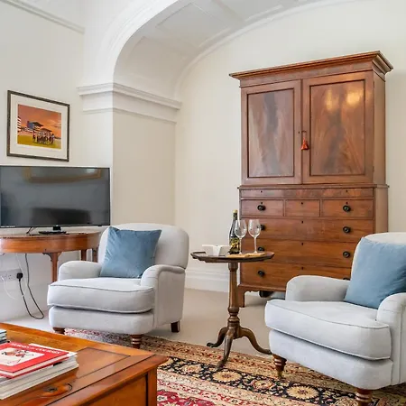 1 Arndale Court - Near Racecourse With Parking York