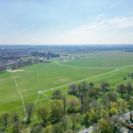1 Arndale Court - Near Racecourse With Parking York