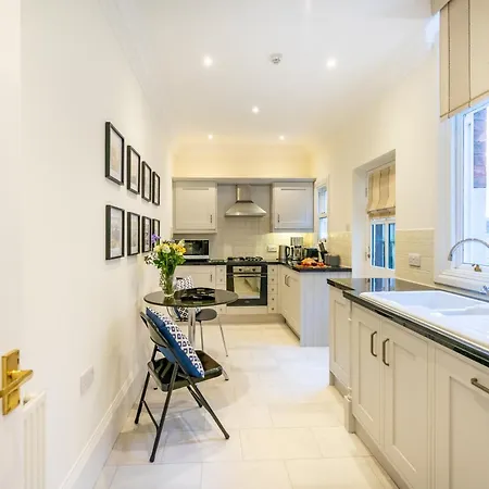 1 Arndale Court - Near Racecourse With Parking York