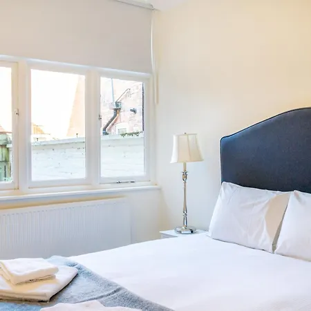 Apartment 1 Arndale Court - Near Racecourse With Parking *