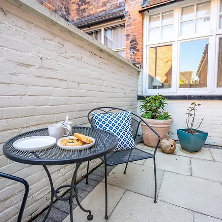 1 Arndale Court - Near Racecourse With Parking York