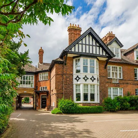 1 Arndale Court - Near Racecourse With Parking Apartment York
