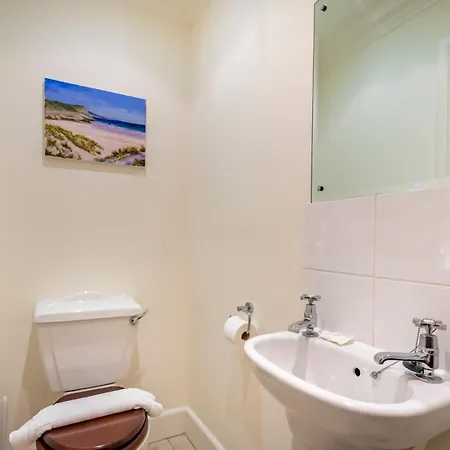 Apartment 1 Arndale Court - Near Racecourse With Parking