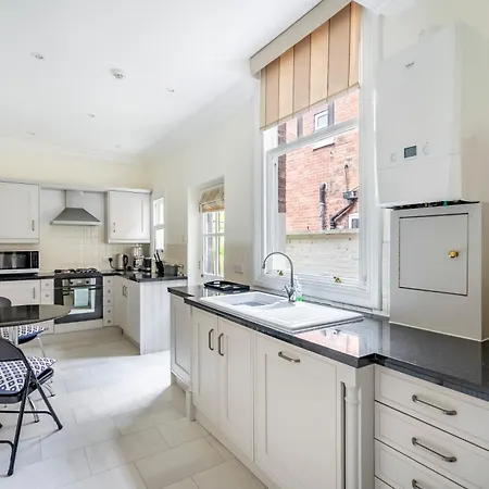1 Arndale Court - Near Racecourse With Parking *