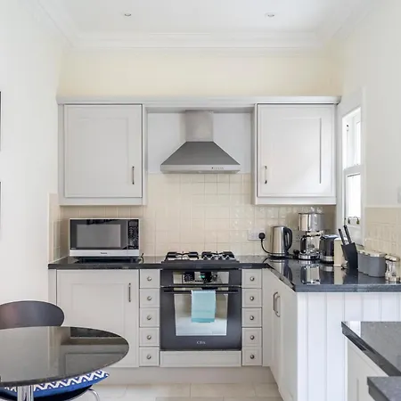Apartment 1 Arndale Court - Near Racecourse With Parking
